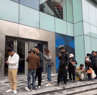 上海人排队买日本料理,上海人排队买鲜肉月饼