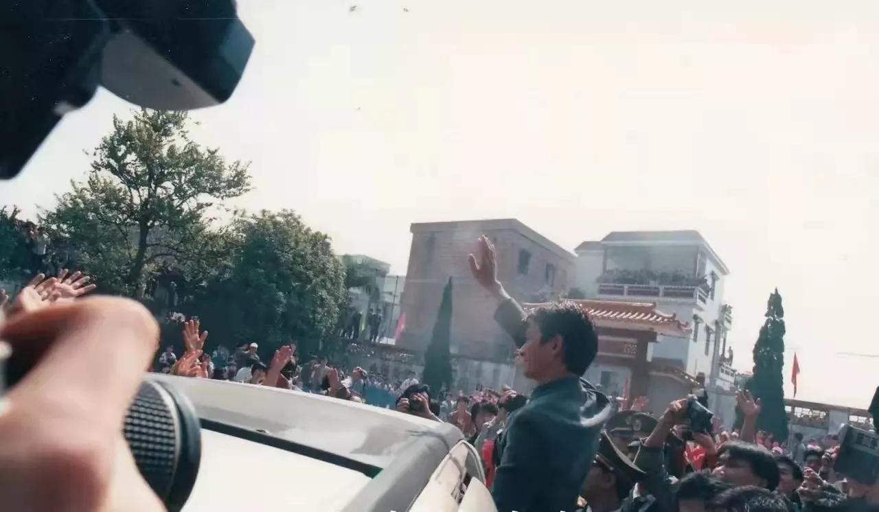 刘德华回老家认祖归宗故事,1997年刘德华回到家乡新会认祖