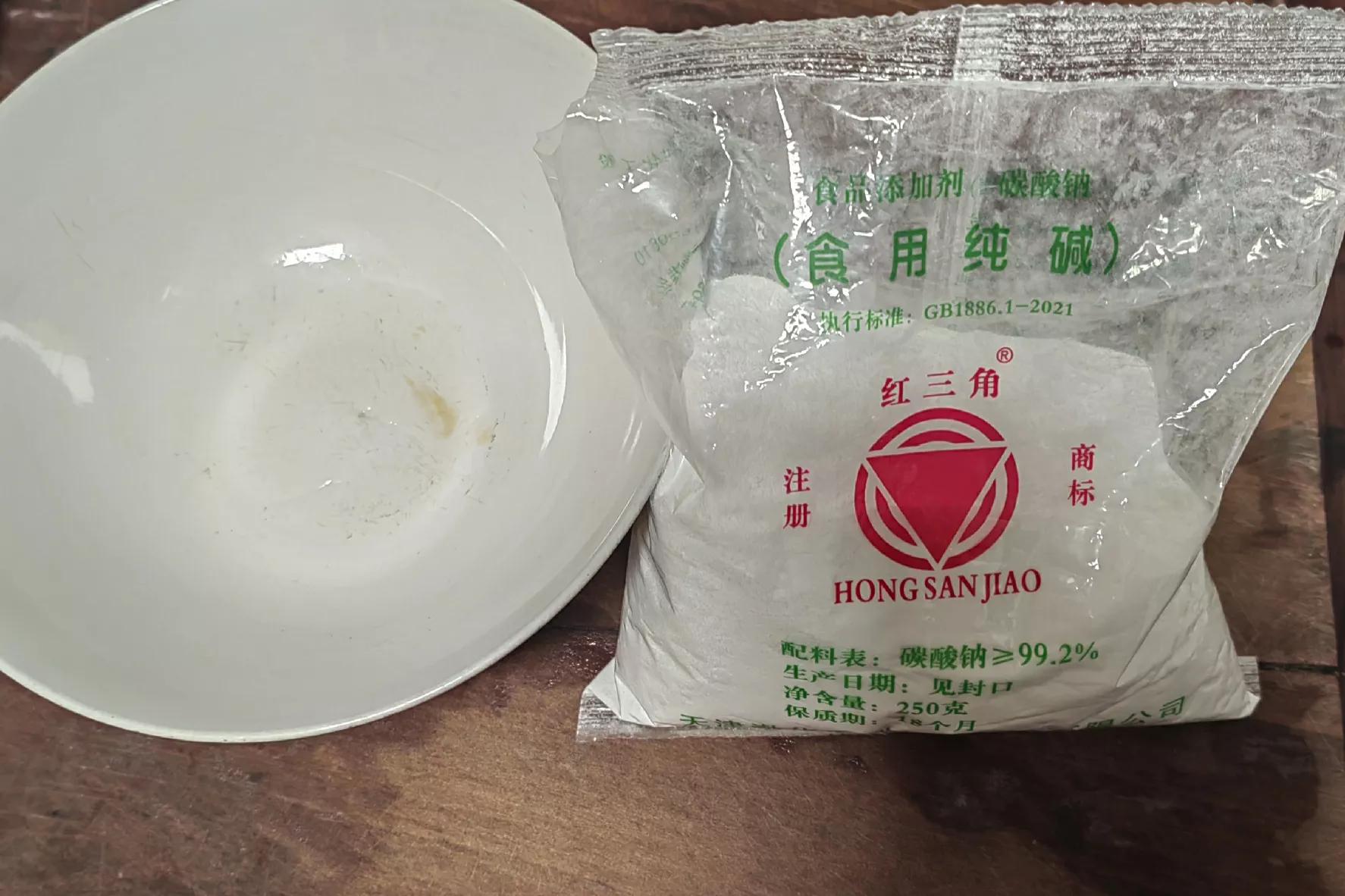 食用碱洗衣服方法妙招,食用碱怎么去除小妙招