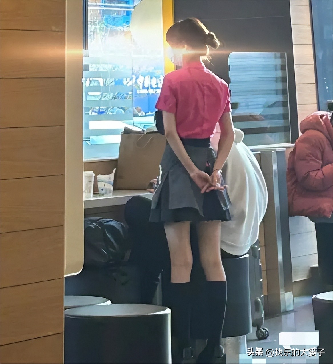 欢乐网图：手机带了但快没电了，又要用也没法充电，那才叫难受呢