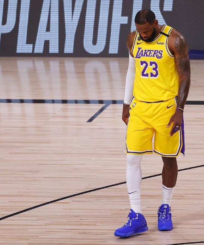 詹姆斯因战绩不佳向球迷道歉,詹姆斯赛后眼神坚定