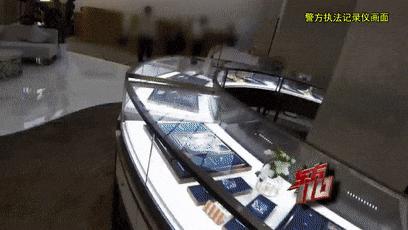 340万元钻石被替换成几百元锆石，土豪客户付十万定金后离开