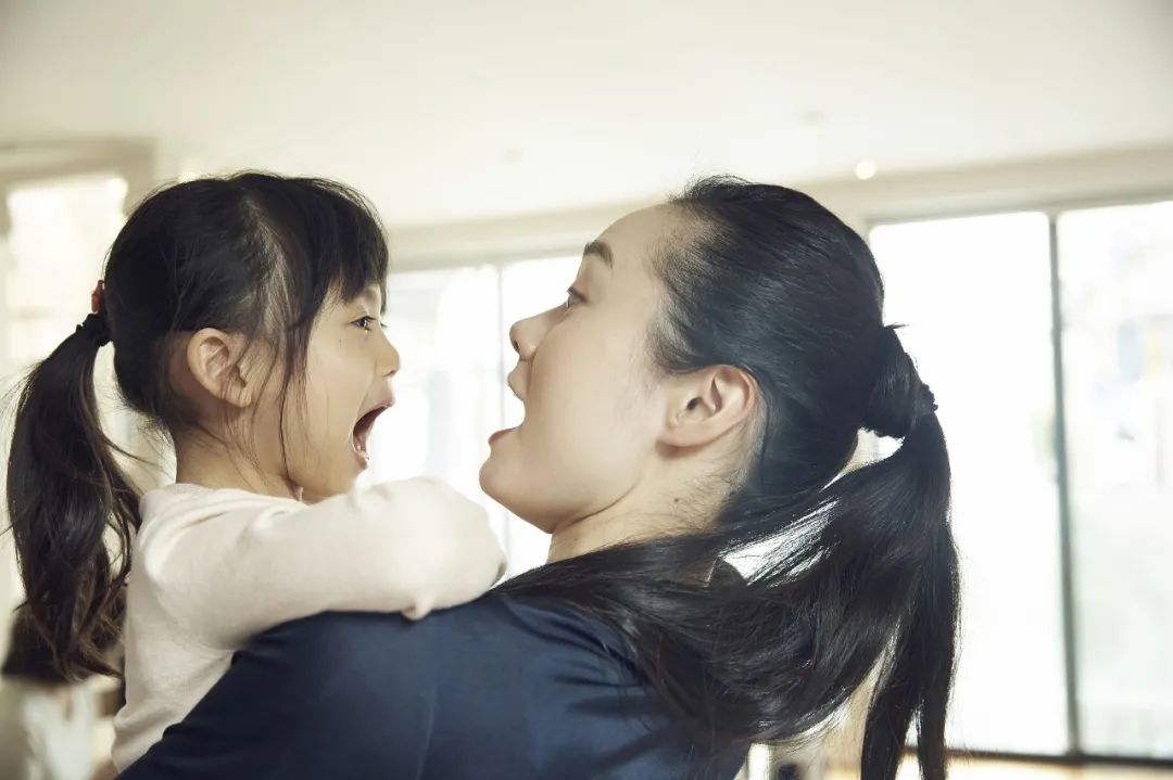 70后父母生二胎，四次离婚又复婚，25岁姐姐抱妹妹像自己生的一样