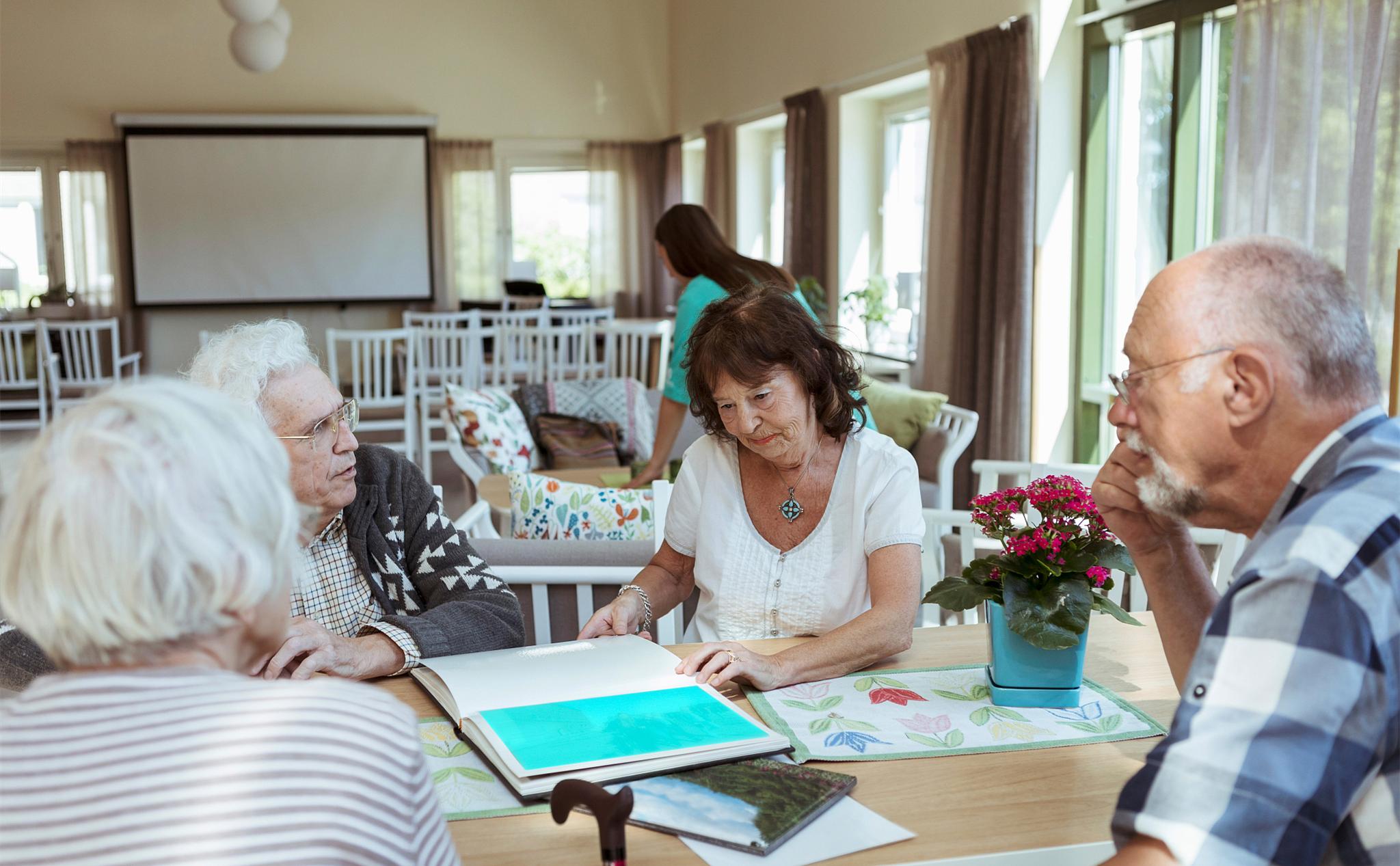我住在同学家里，和同学的姐姐发生一段往事，至今没有告诉任何人