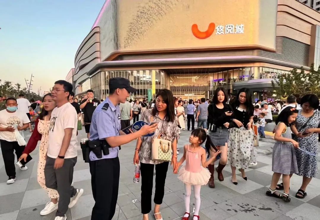 公安督导夏夜治安巡防暖警,巡特警守护城市夜晚平安