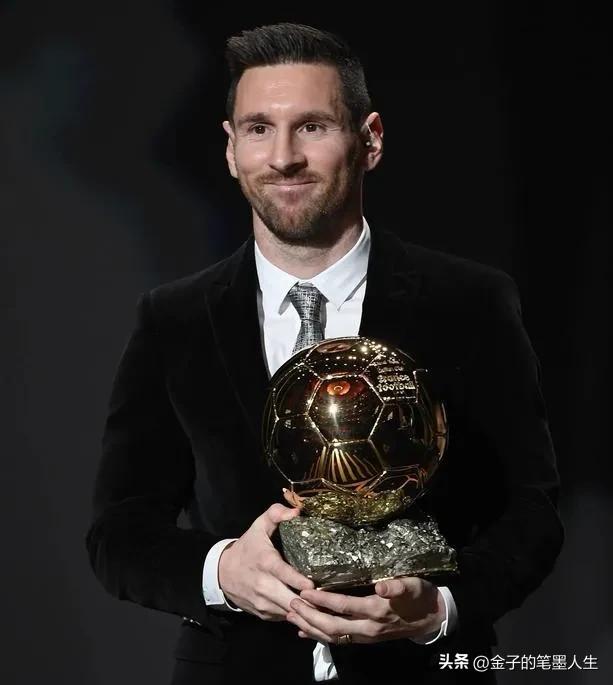 他身材矮小，却成为足坛巨星。他今年35岁，却还在续写传奇