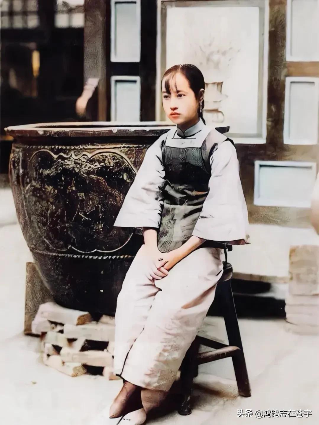 清末老照片地主婆叼着烟坐姿霸气,清末士绅高清老照片