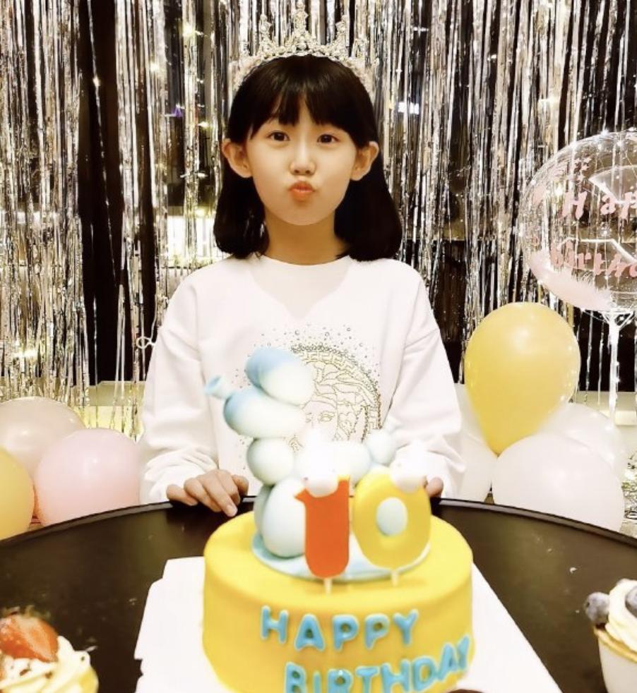 陆毅14岁大女儿获赞最美星二代，才艺令人惊艳，四口人共用一张脸