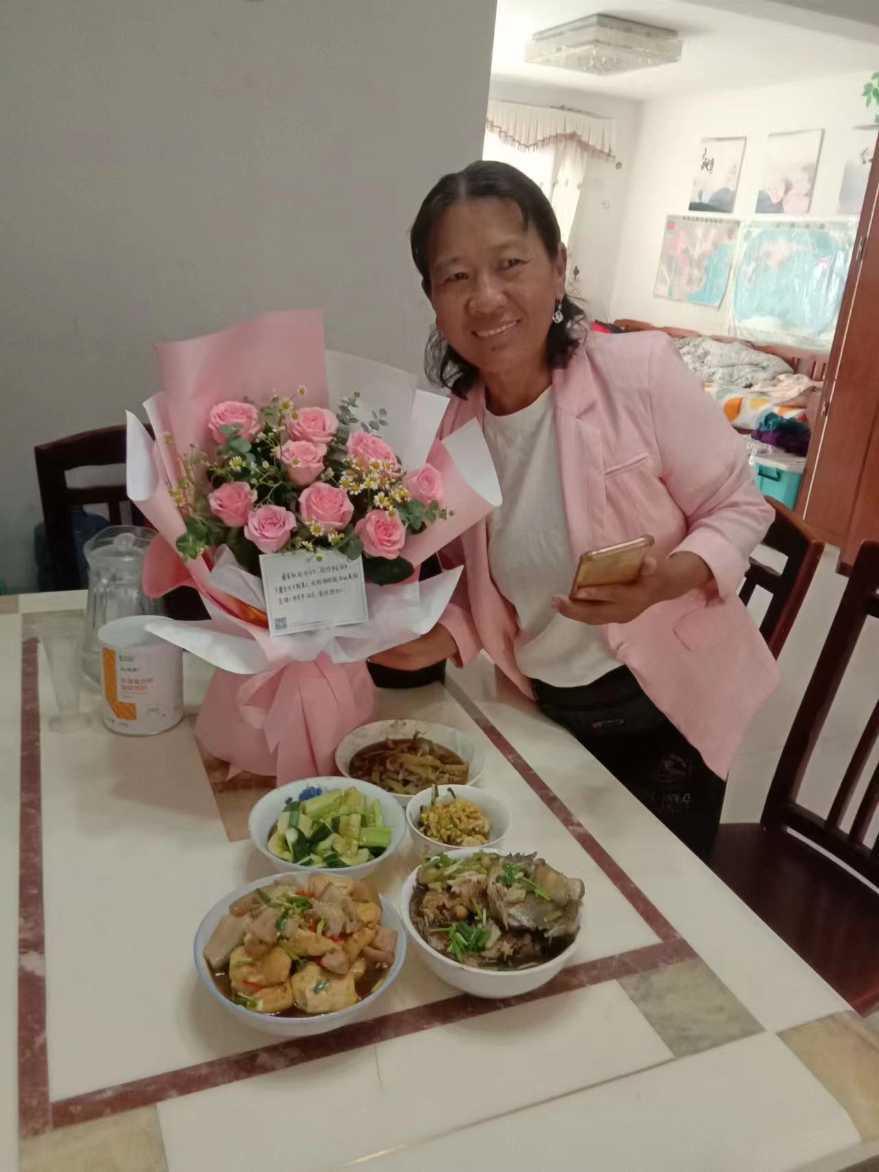 为庆祝母亲节老同学相聚,母亲节老同学欢聚一堂