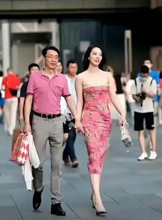 蹭蹭流量，也来谈谈胡书记和董小姐成都牵手