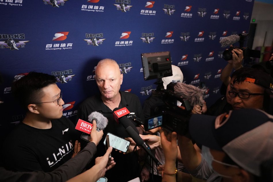北京首钢男篮公开训练录像,北京男篮主教练莱登赛后采访