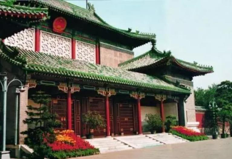 1949年，是谁提议将中南海，作为*党**中央办公地点的？