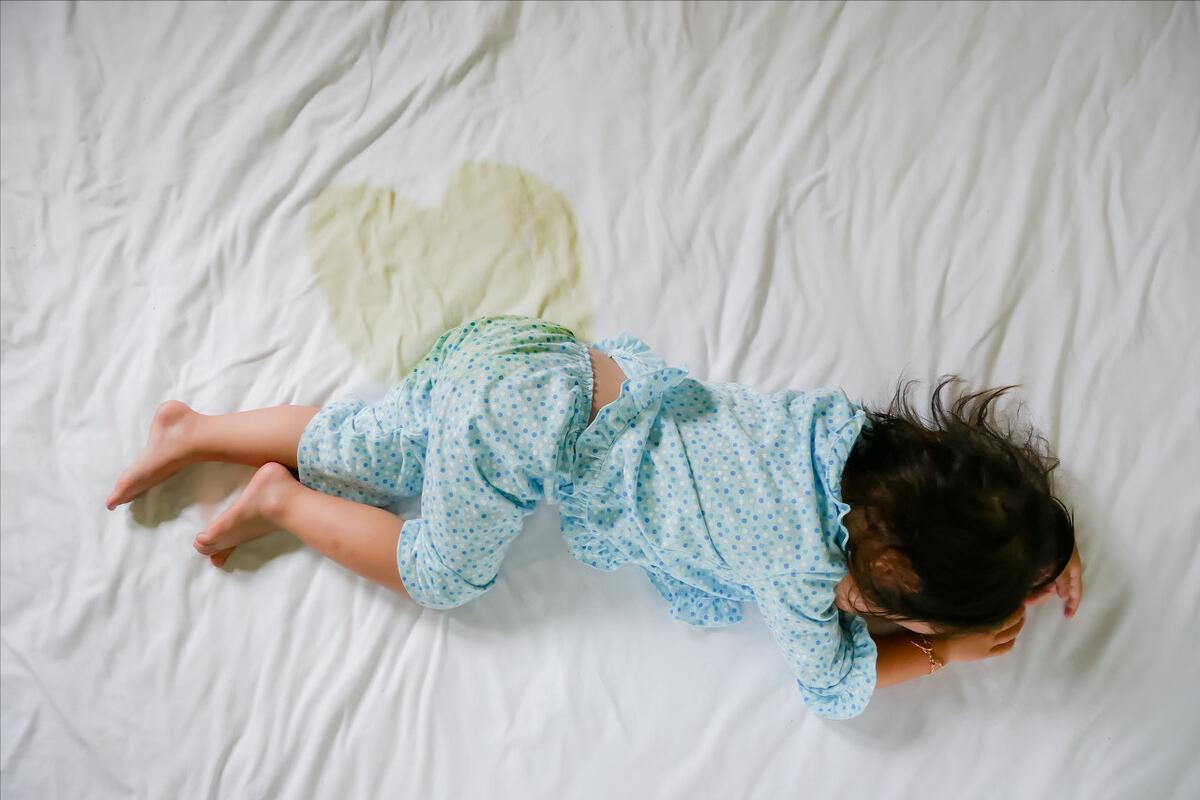 孩子9岁了每天晚上突然尿床,9岁小孩尿床老是叫不醒