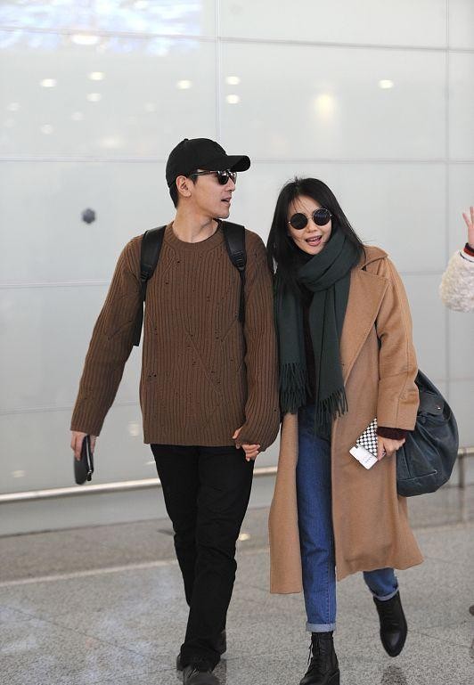 高圆圆穿上大衣有知性女人味了,高圆圆迪奥slay渔夫帽