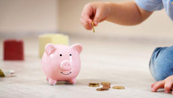 从小“有钱花”和“被限制花钱”的娃，长大后差距大，父母别大意