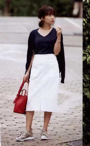 女生穿运动鞋最时尚的穿搭,白体恤怎么搭配裙子运动鞋