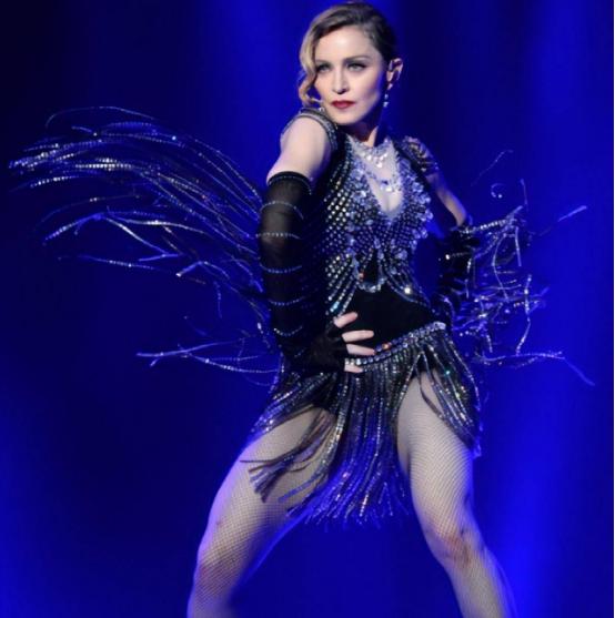 麦当娜戴粉色墨镜亮相,麦当娜穿粉色裙