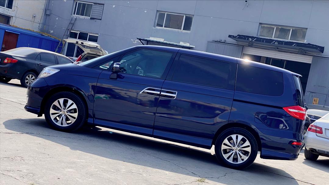 老款艾力绅二手车修复,老车翻新艾力绅