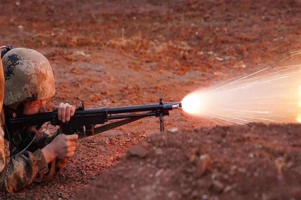 两个兵王叛逃，与一千多军警对峙3天，放大火烧山才将他俩制服！