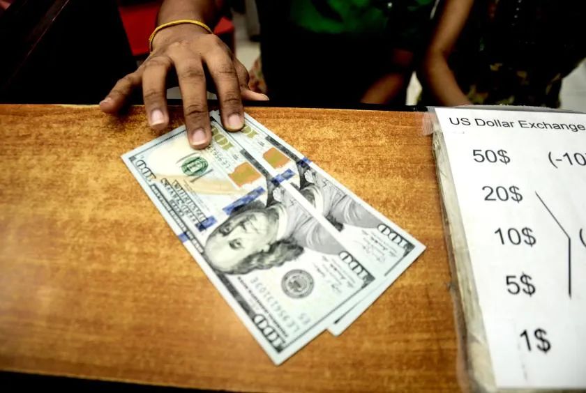 缅甸*市黑**美元汇率：1:2700；1甲黄金价格近240万