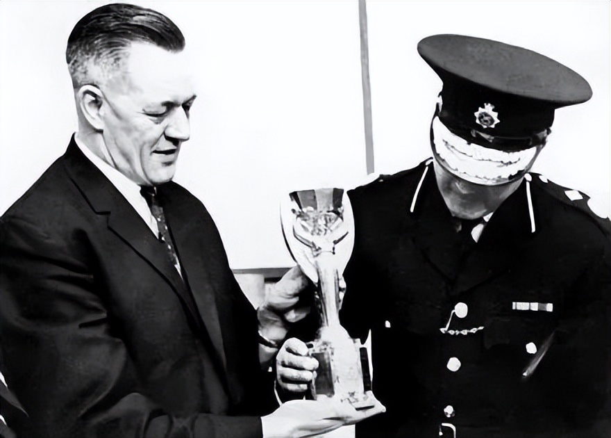 拯救世界杯奖杯的“英雄”狗狗丨足球遇到宠物系列