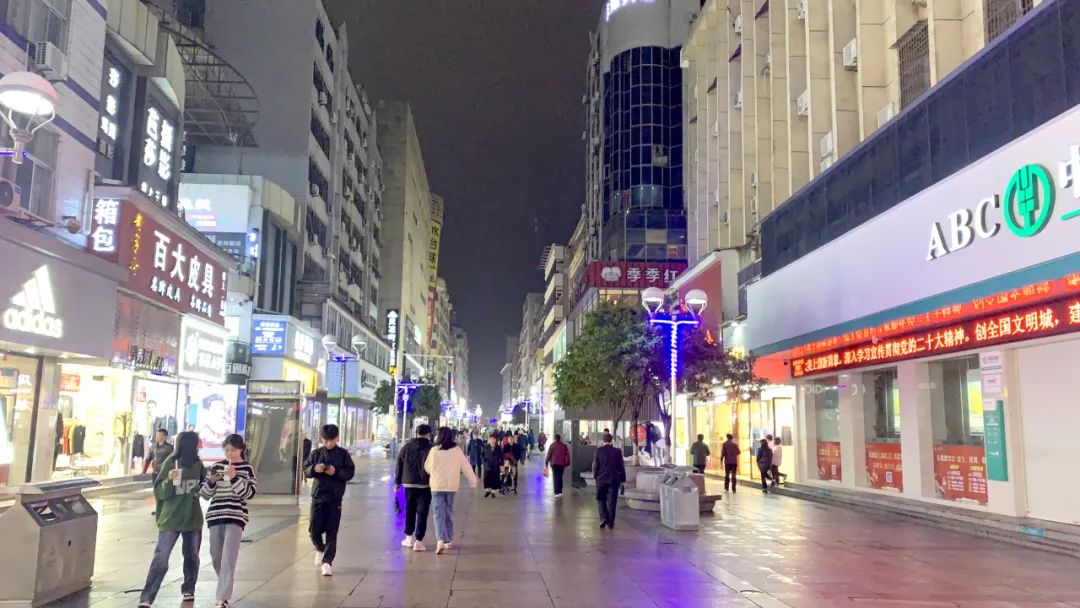 全球学子嘉游赣|华灯初上夜未央，去逛逛这几个夜市，感受烟火夜上饶！