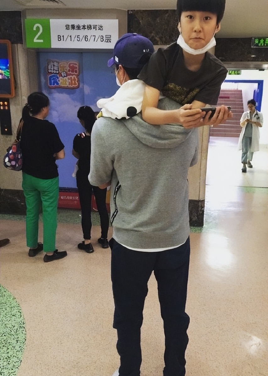 张亮15岁儿子天天穿裙子跳舞，189身高瞩目，颜值却被指泯然众人