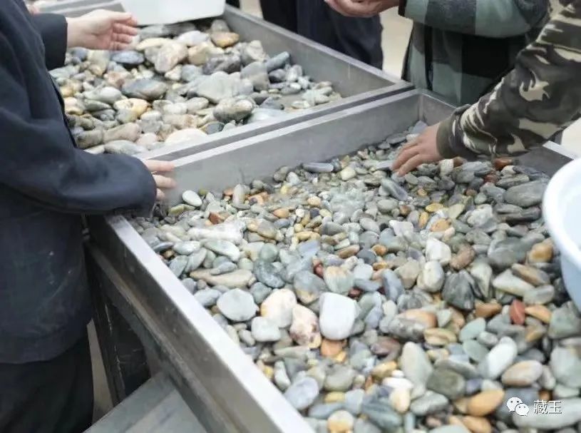 最贵的玉摊位,几百块钱的青花籽料