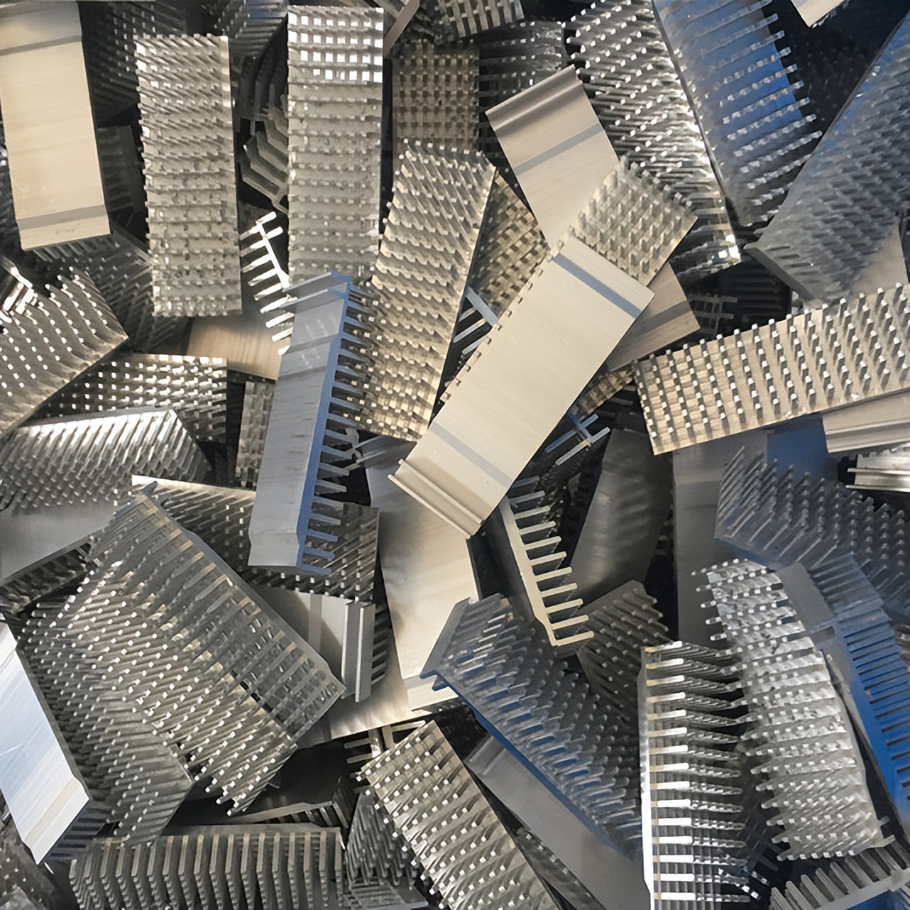 铝材切割机锯切材料在锯切过程中产生变形的问题如何解决？