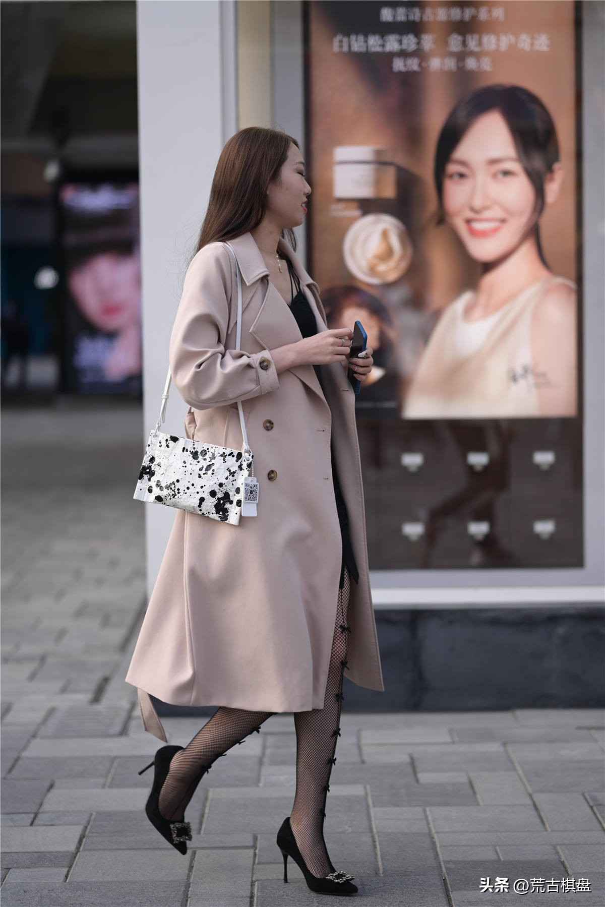 有鞋带白色尖头单鞋的搭配,尖头交叉细跟单鞋