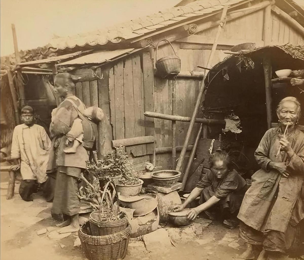 侵华日军残酷*行暴**，女子为活命脱下衣服让日本人拍摄，*辱侮**至死2