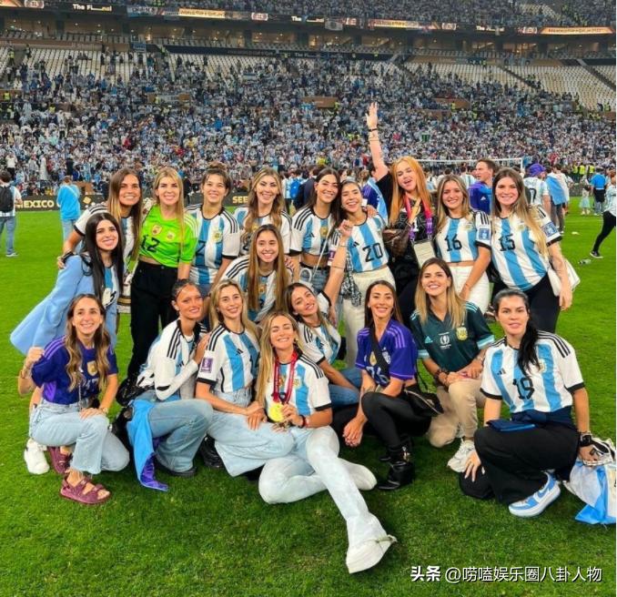 梅西和老婆红毯合影,梅西老婆拿包