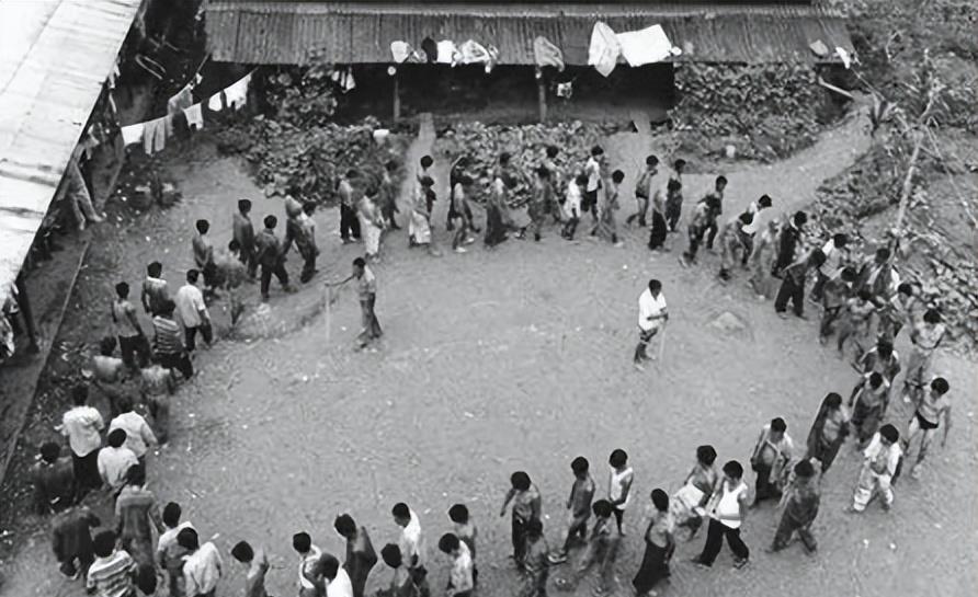 缅北诈骗集团真实录像，电击割腰子做*奴女**，连自杀都成为一种奢望