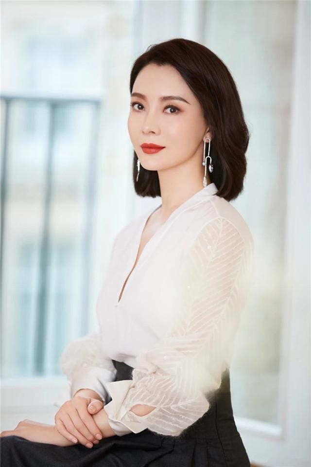 女人头发多脸小适合哪种背头,女士适合大背头发型吗