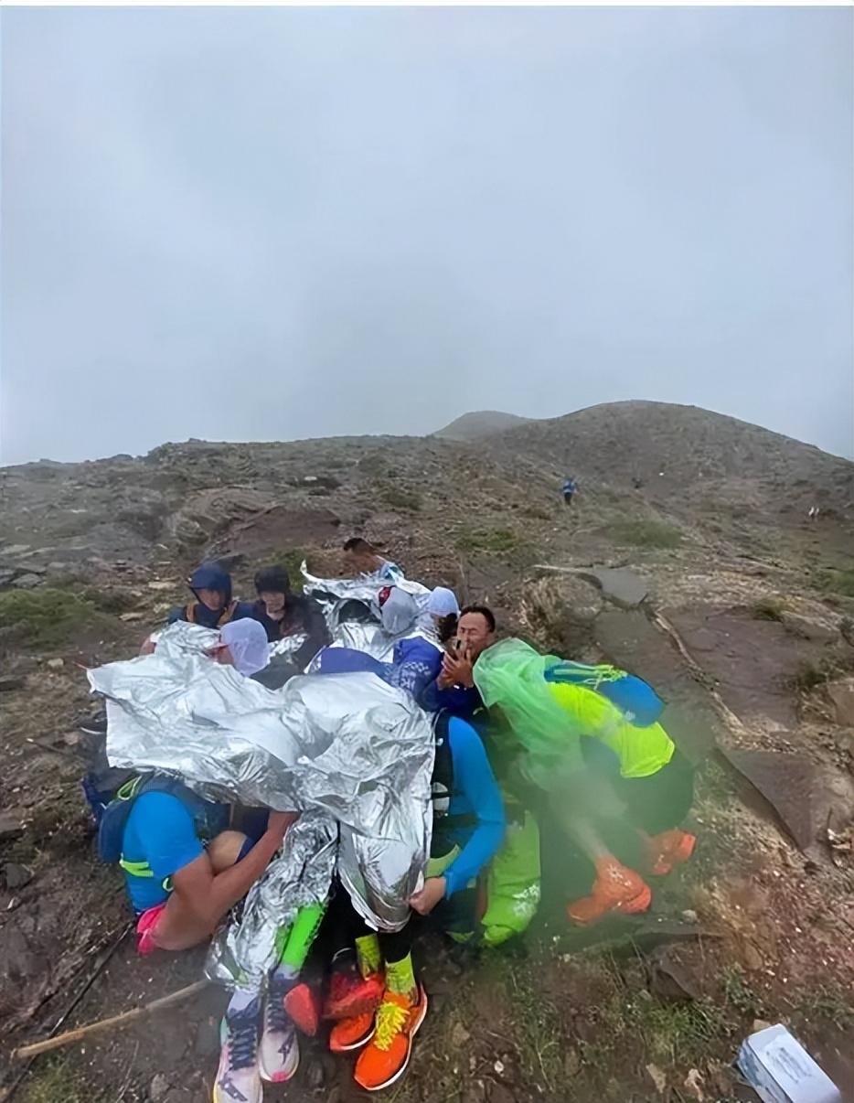 他被日本冠军称为英雄，21年却因跑马拉松遇难，2岁女儿替父领奖