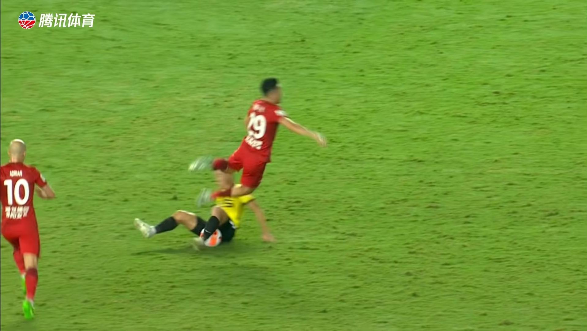 陈克强、吴少聪受伤流血，河南对阵广州上演精彩火爆的对攻大戏