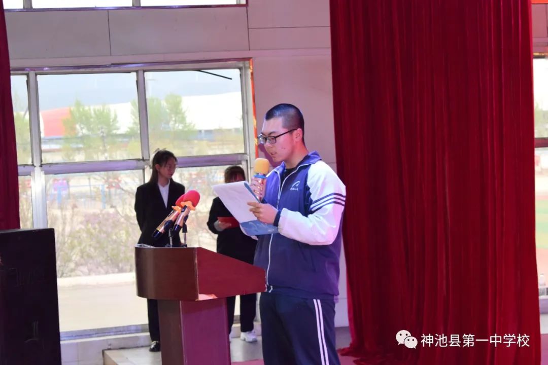 学校纪念五四运动暨表彰大会流程,我校七一表彰大会隆重召开