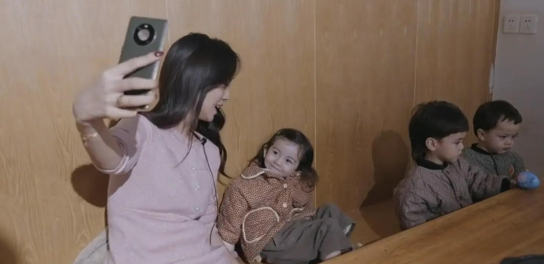 女模特10万元养三胞胎,30岁女模特生下三胞胎