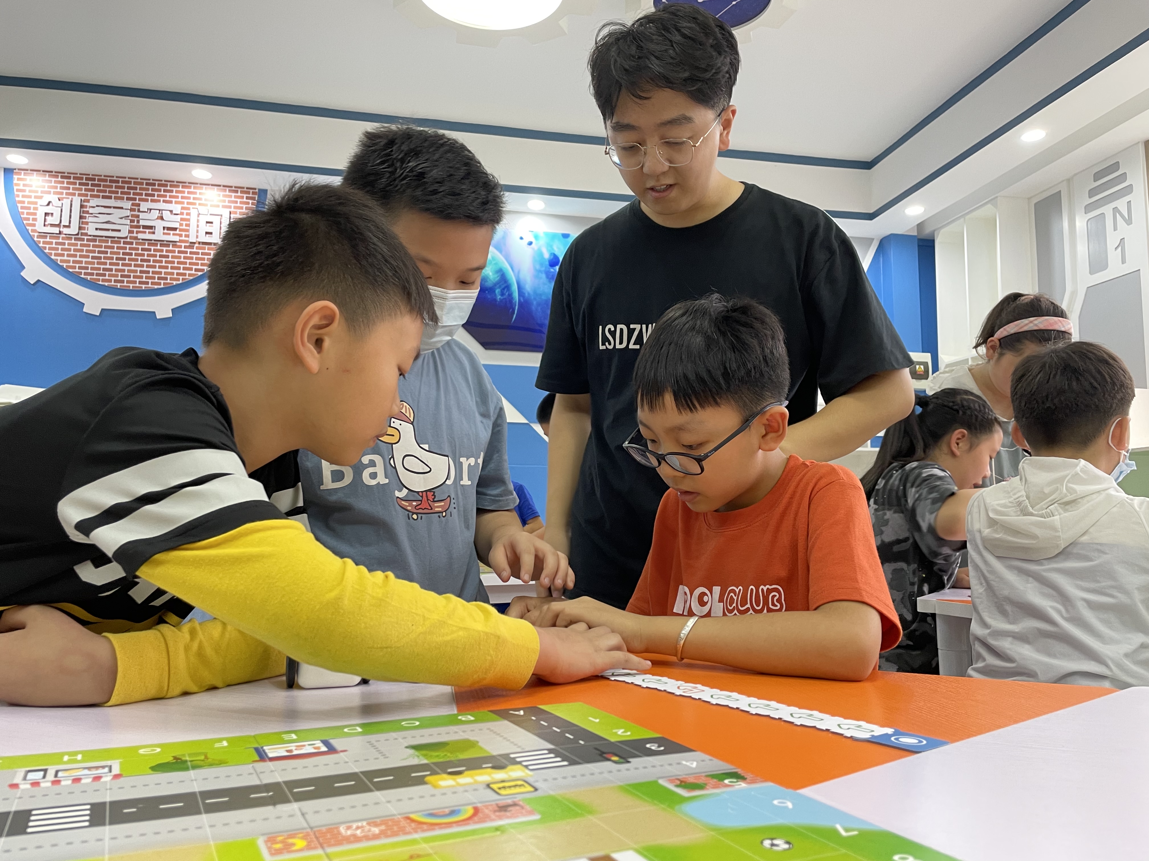 中小学课后服务采访,小学课后服务特色课程采访学生