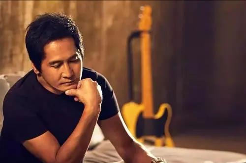 为还每月60万的房贷，54岁李克勤频上综艺，酒桌上被灌酒显疲态