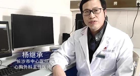 男子ktv唱歌惊艳全场,男子ktv唱出沙哑声引来服务员围观