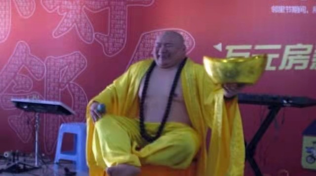 男子因长相上弥勒佛被富婆相中,长得像弥勒佛走红被富婆带回家