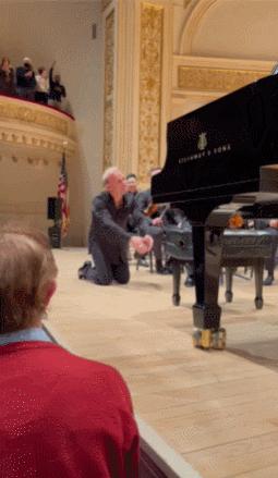 中国钢琴女魔王穿短裙演奏被嘲不雅？！霸气回怼：我只是在做自己