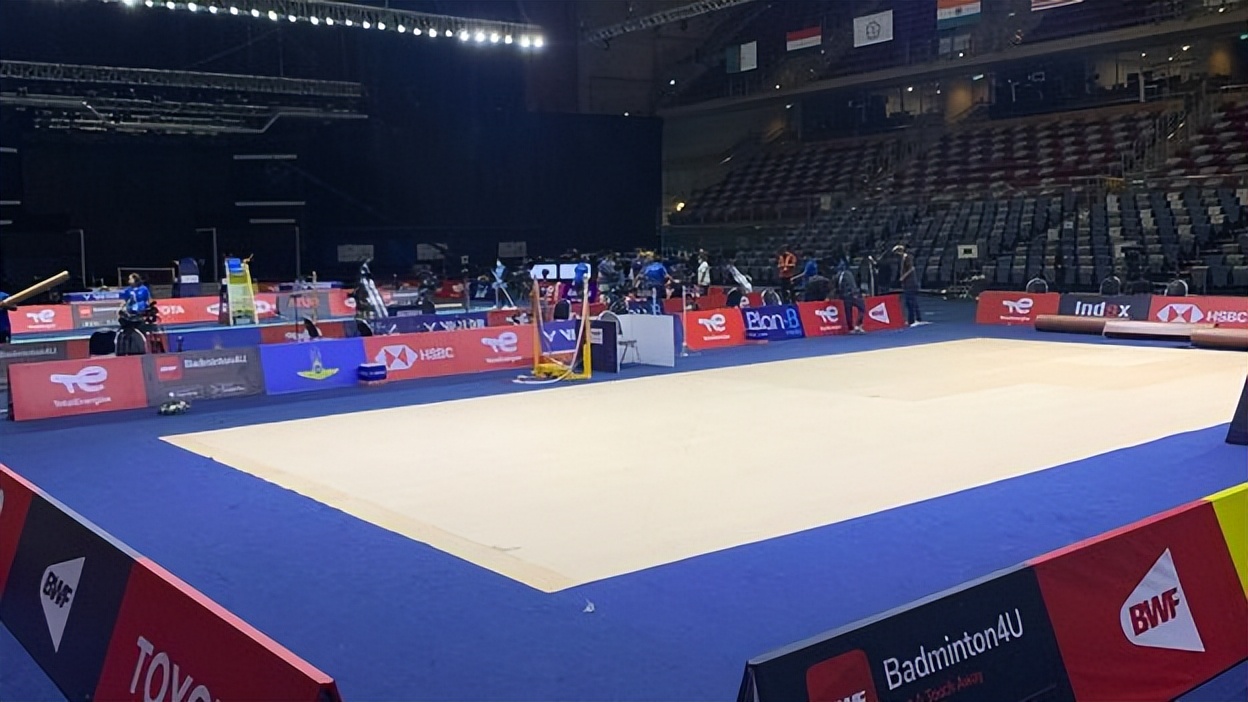 球员怒拍地板,球员愤怒回怼观众