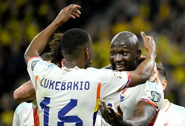 18年的比利时卢卡库过人,卢卡库帽子戏法伊布登场