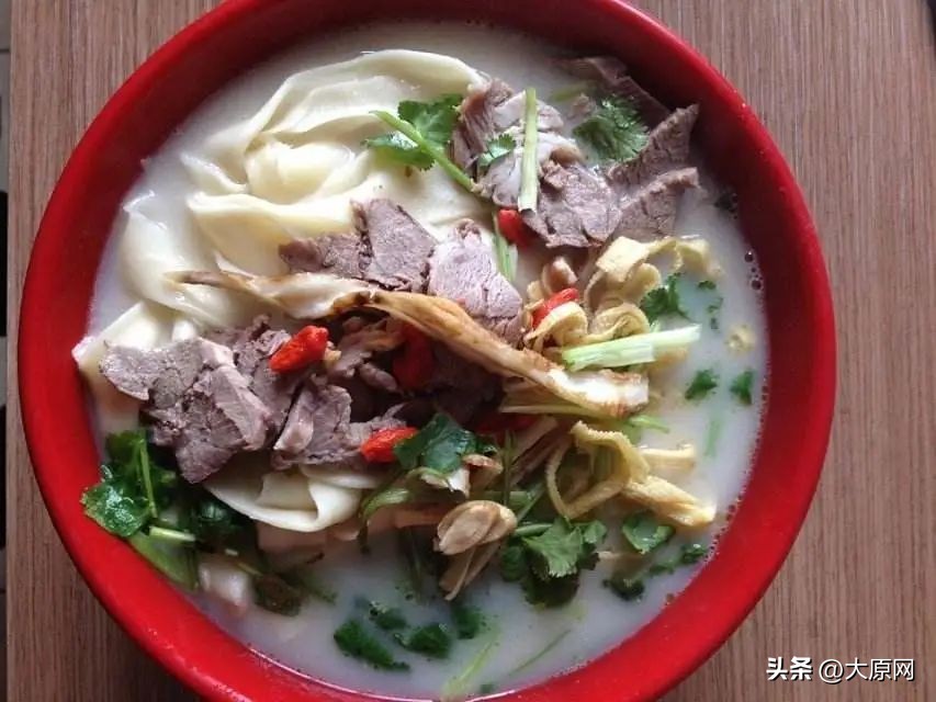 两家羊肉汤店挨着开,一家值得品尝的羊肉烩面馆