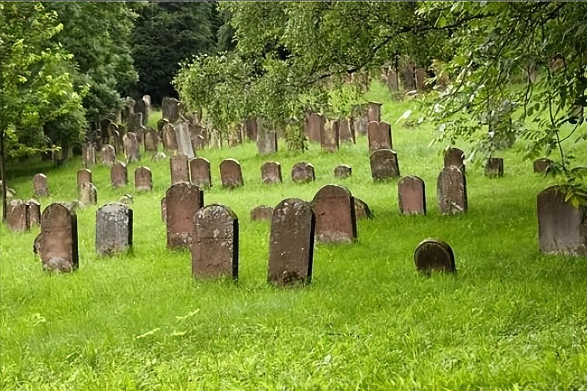 古话说：“墓碑4不立，立后家财散”，指哪“4不立”？有啥讲究？