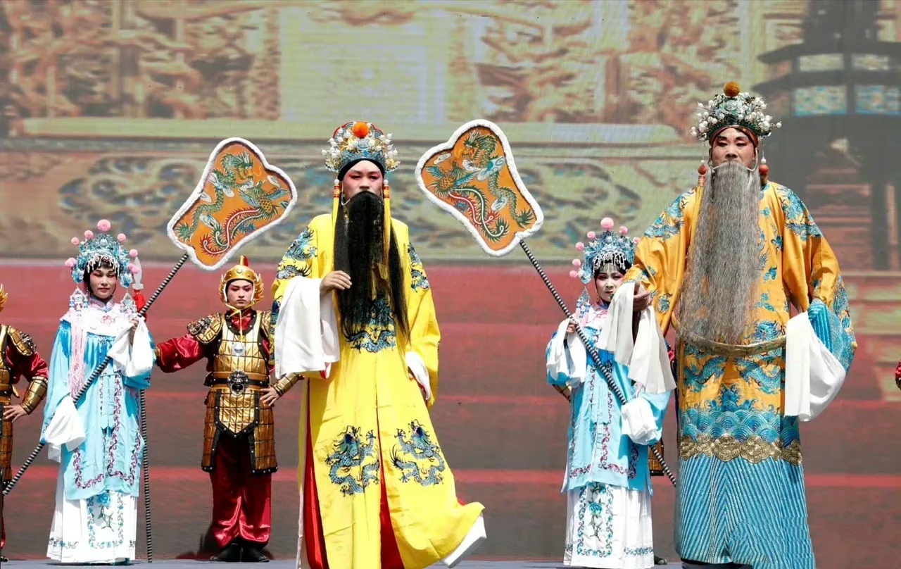 王宝强和冯清参加活动,王宝强和冯清回老家视频