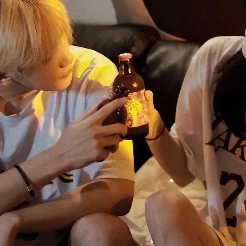 低落情侣头像,真人情侣头像背对着往前走