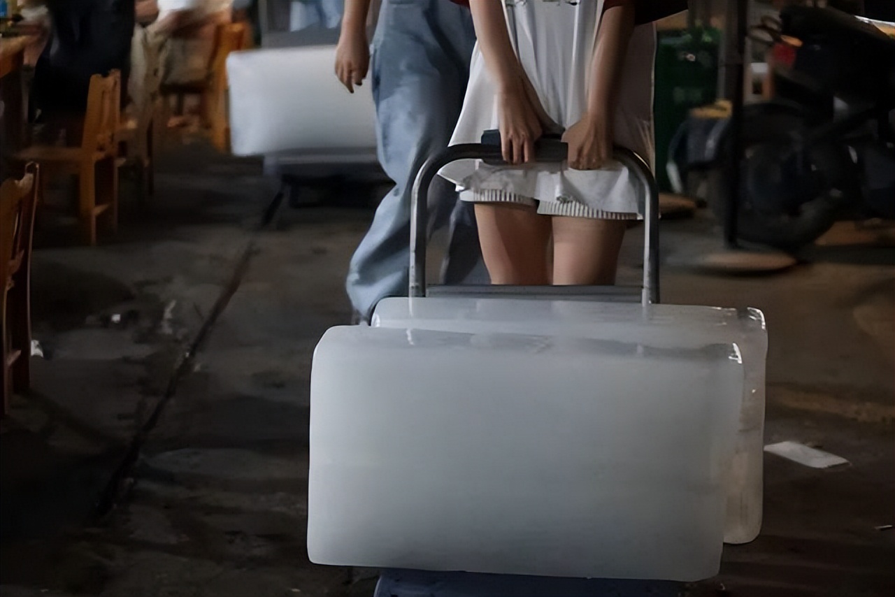 高温抢救10小时,中国大型制冰厂几秒一块冰